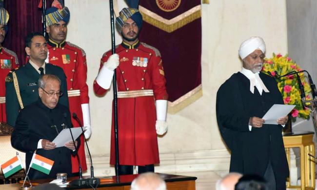 Pranab Mukherjee administering the oath of office to Justice J.S. Khehar, as Chief Justice of India