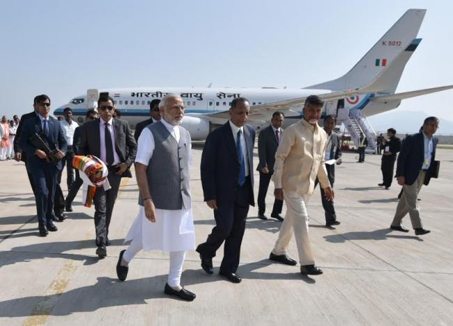 Narendra Modi being welcomed by the Governor of Andhra Pradesh and Telangana