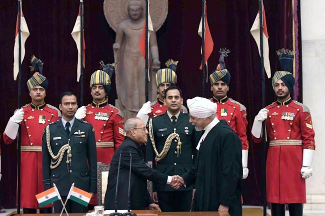 Pranab Mukherjee administering the oath of office to Justice J.S. Khehar, as Chief Justice of India