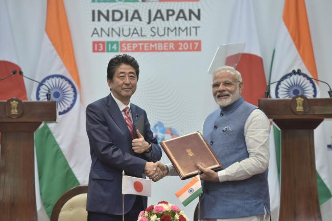 Narendra Modi and the Prime Minister of Japan,Mr.Shinzo Abe in a group photograph with the members of India-Japan Business Leaders Forum