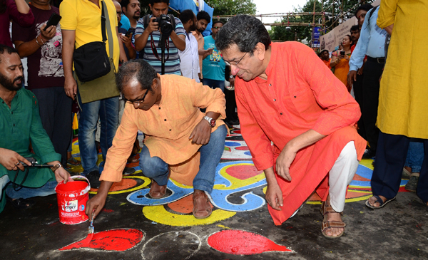 Prosenjit Chatterjee inaugurates India's Longest Street Alpona in Kolkata