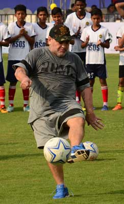 Diego Maradona relives football-romance in Kolkata