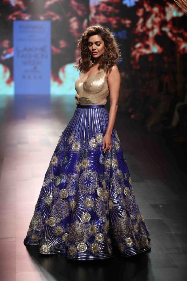 Esha Gupta sizzles ramp on third day of Lakme Fashion Week