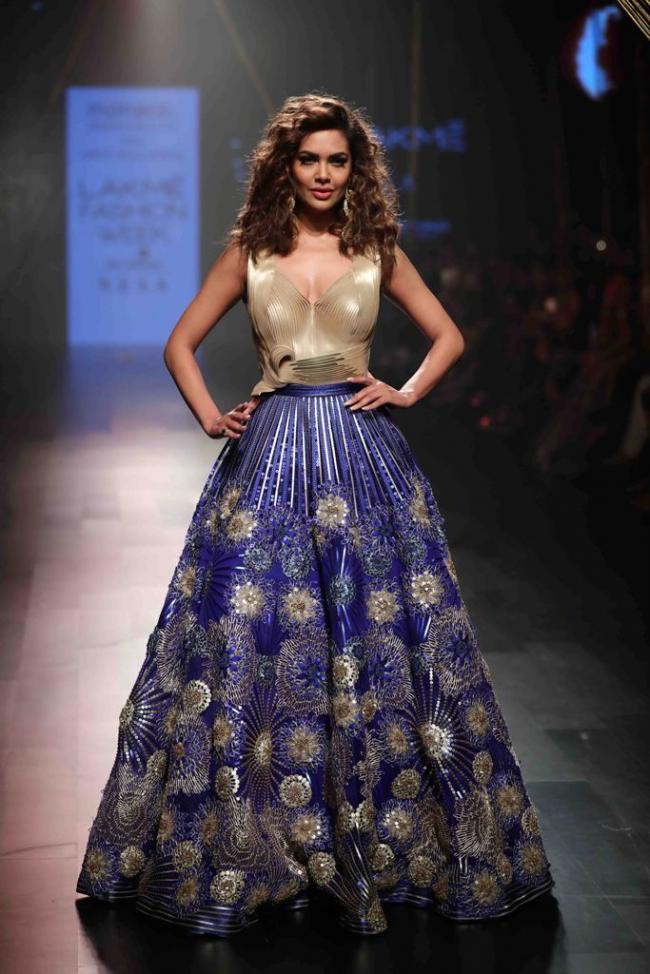 Esha Gupta sizzles ramp on third day of Lakme Fashion Week