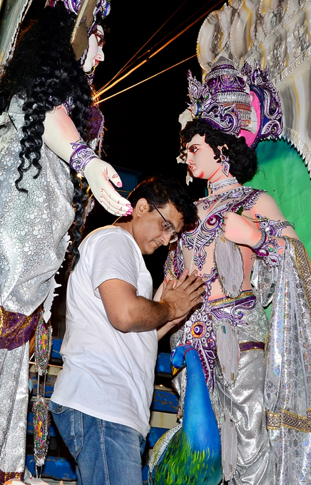 Sourav Ganguly along with his wife and daughter bid adieu to Goddess Durga in Kolkata