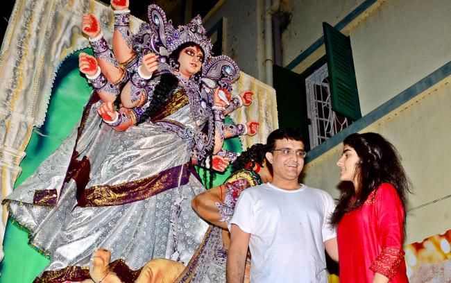 Sourav Ganguly along with his wife and daughter bid adieu to Goddess Durga in Kolkata