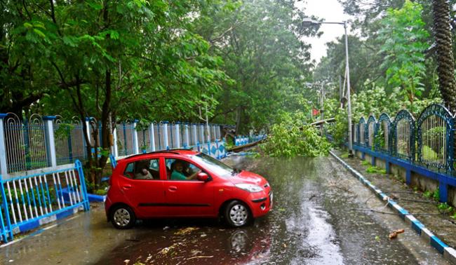 Rain disrupts normal lives in Kolkata