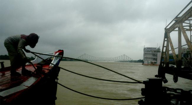 Rain disrupts normal lives in Kolkata