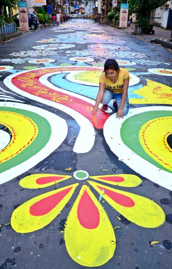 Kolkata designing India's â€˜Longest Street Alponaâ€™ for Durga Puja
