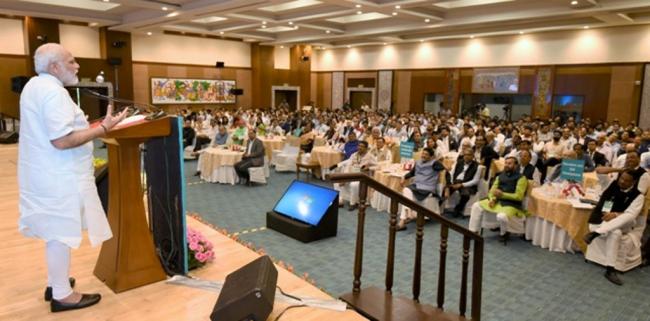 PM Modi addressing young entrepreneurs 
