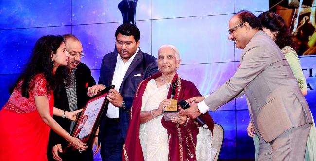 Kolkata: Vidya Balan and Girja Devi awarded