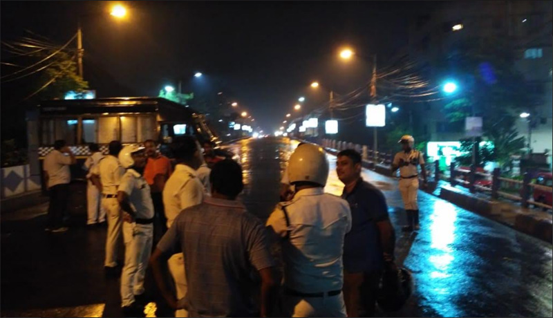 Kolkata Police cordon off Majherhat area following bridge collapse