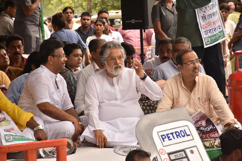 Kolkata: TMC protest against fuel price hike