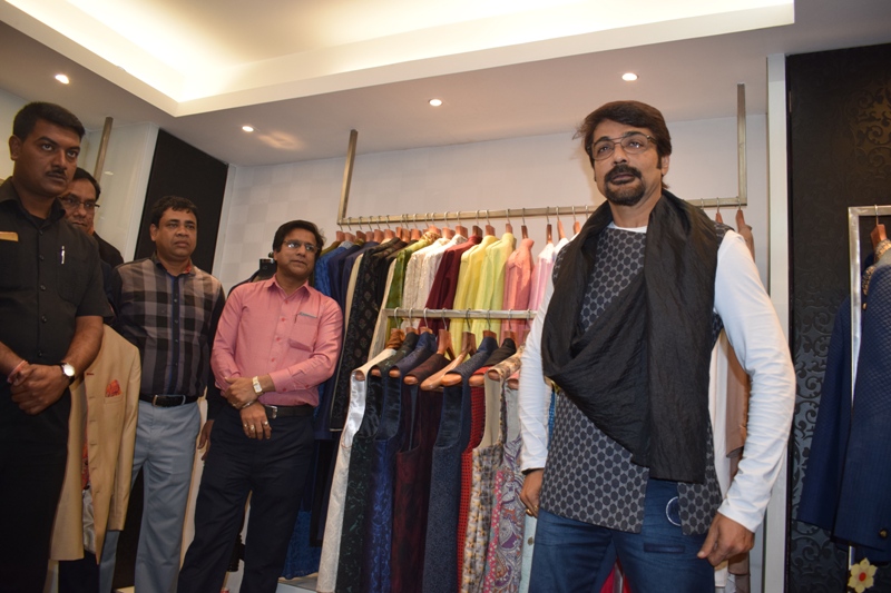  Prosenjit visits Sasya store to promote film