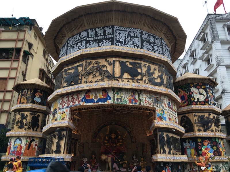 Chalta Bagan puja pandal recreates Bengali culture