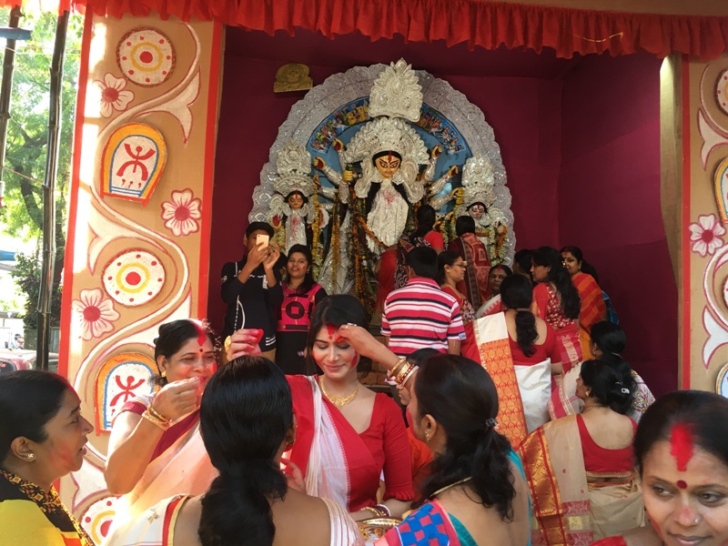 Kolkatans celebrate Vijaya Dashami wIth Sindur Khela