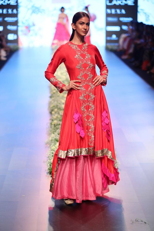 LFW: Sania Mirza walks down the ramp for Anushree Reddy