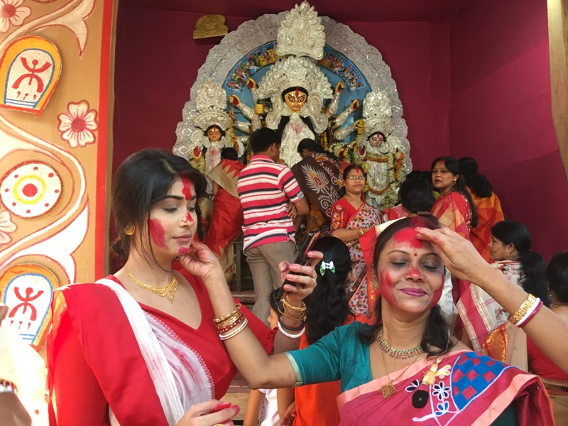 Kolkatans celebrate Vijaya Dashami wIth Sindur Khela