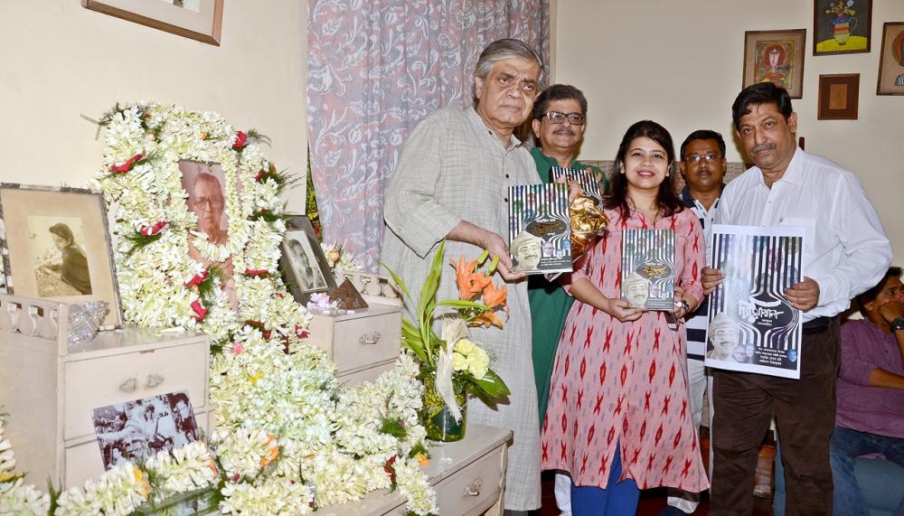 Kolkatans pay tribute to Satyajit Ray on his birth anniversary