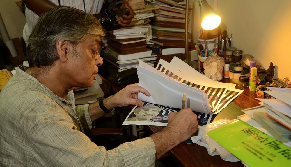 Kolkatans pay tribute to Satyajit Ray on his birth anniversary