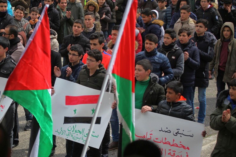 Palestinian students protest against the US in Hebron 