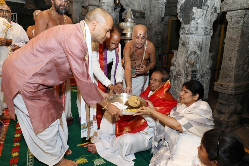 Sri Lankan President Sirisena receives Prsadam on his arrival at Mahadwaramthe