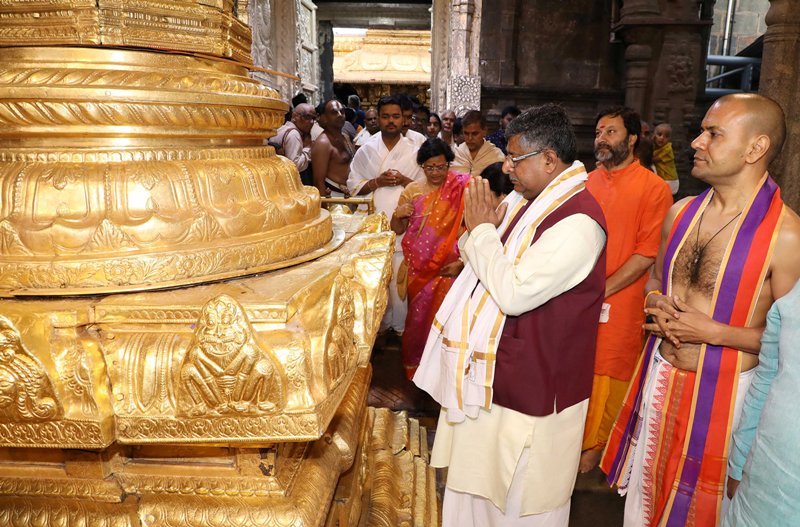 Ravi Shankar Prasad offers prayers in Tirupati