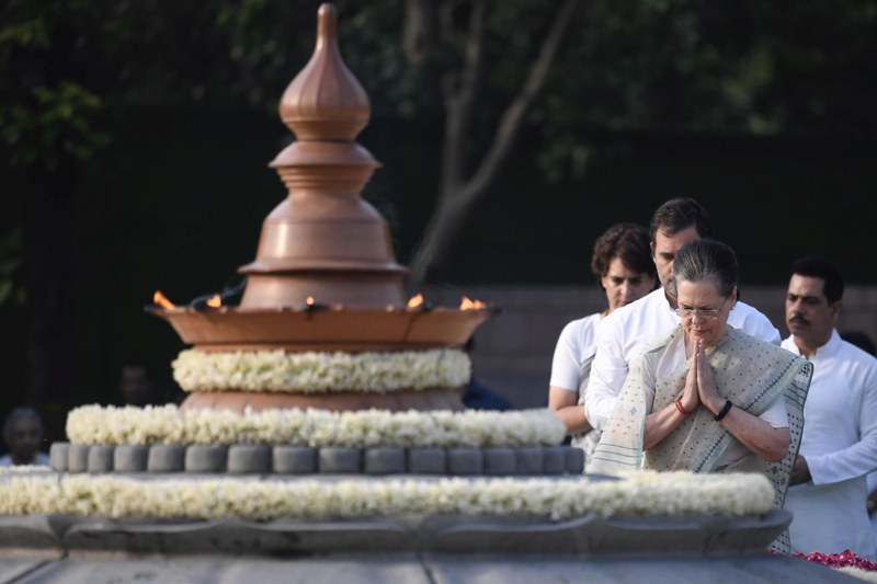 Rahul, Priyanka pay homage to Rajiv Gandhi