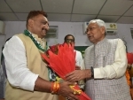 Nitish Kumar presents bouquet to social worker Narendra Singh on his joining JD(U)