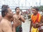 Mahalaya: Hindus pay tribute to their ancestors at the Hooghly river 