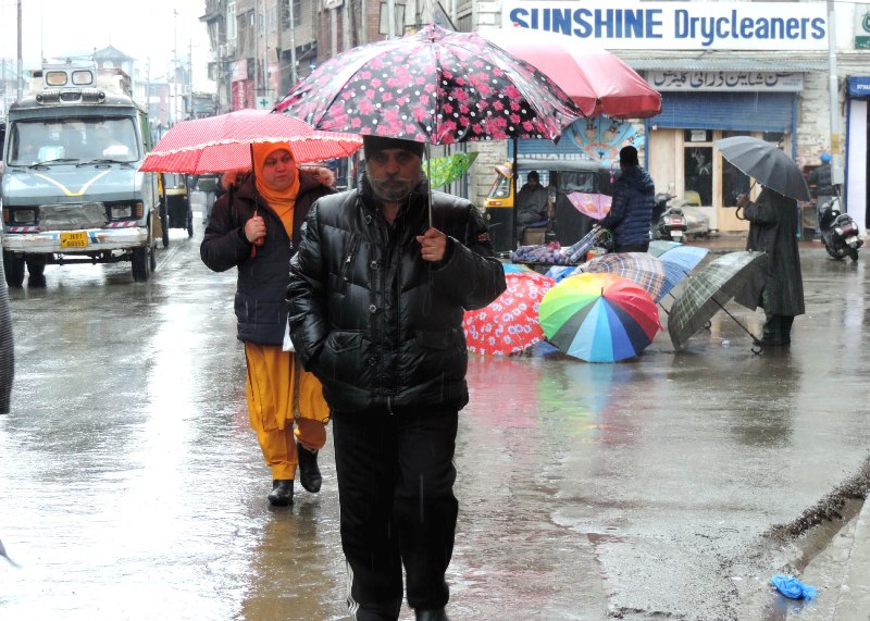 Rains disrupt normal life in Srinagar