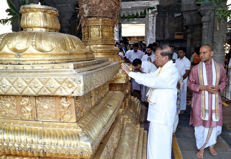 Sri Lankan President Sirisena receives Prsadam on his arrival at Mahadwaramthe