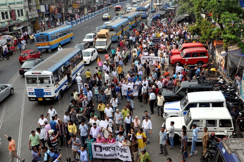 Artists, eminent personalities join doctors' protest over NRS issue in Kolkata