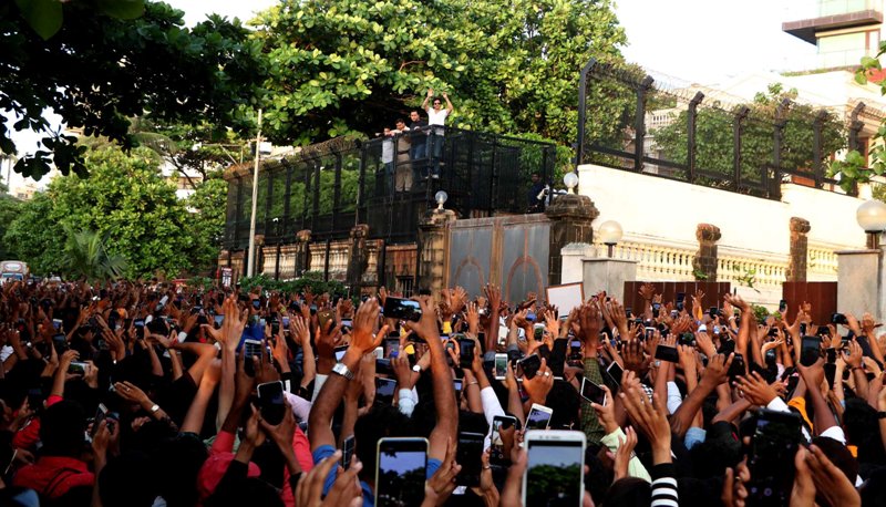 Bollywood King Khan waves at fans on his birthday