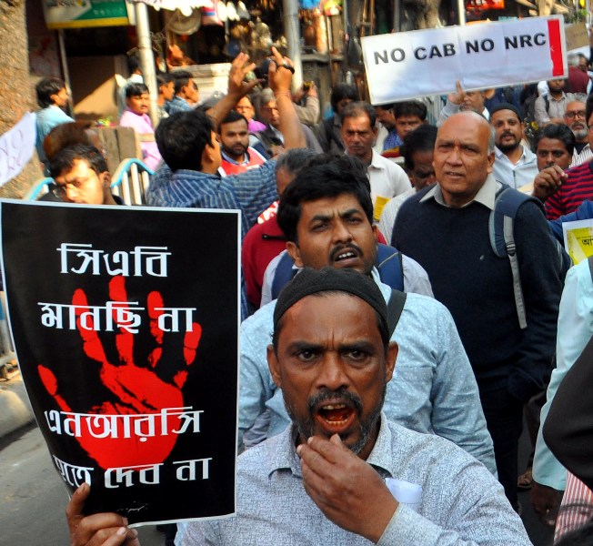 WB: Civilians join protests against CAA in Kolkata
