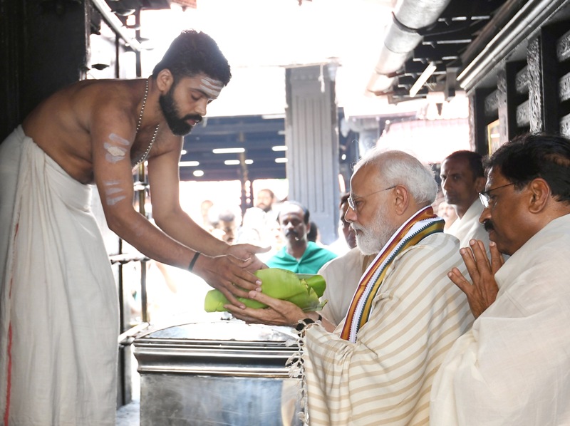 PM Modi visits Kerala, offers prayers at Guruvayur Temple