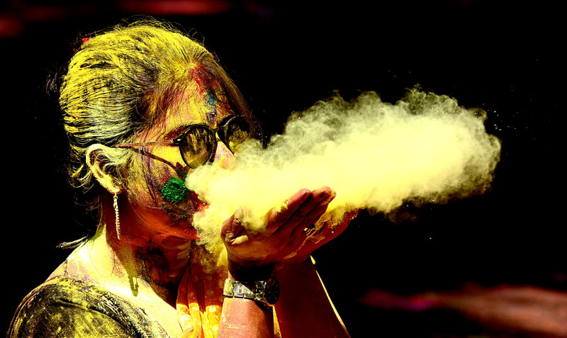 Kolkata gets colourful in festival Holi
