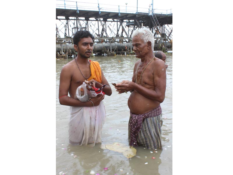 Mahalaya: Hindus pay tribute to their ancestors at the Hooghly river 