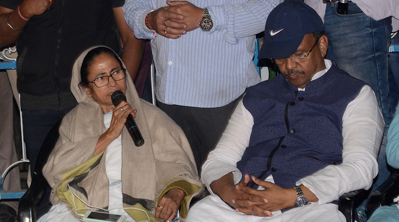  Mamata sits on dharna against CBI move to quiz Kolkata police chief