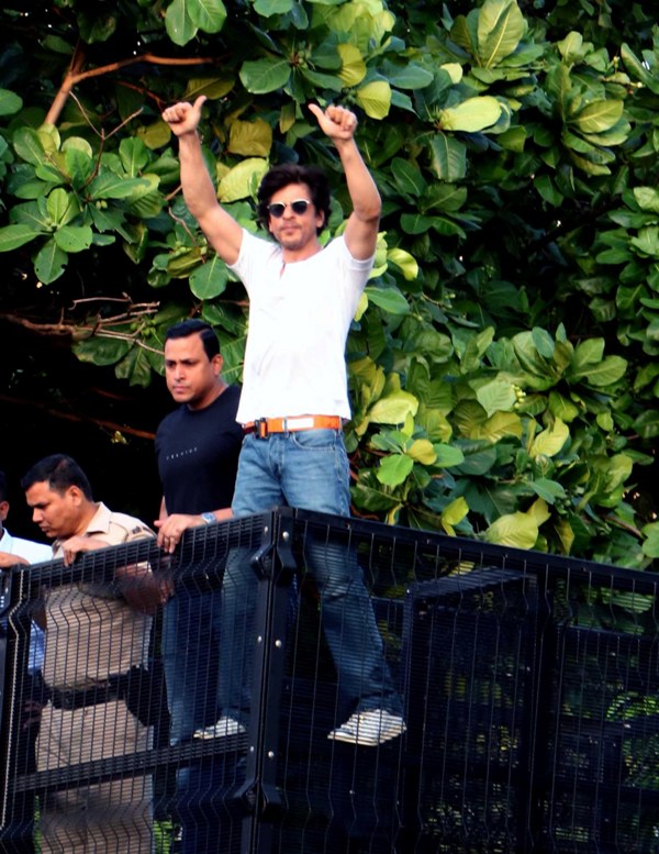 Bollywood King Khan waves at fans on his birthday