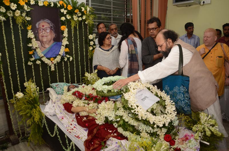 Kolkata: People bid final farewell to Nabaneeta Dev Sen