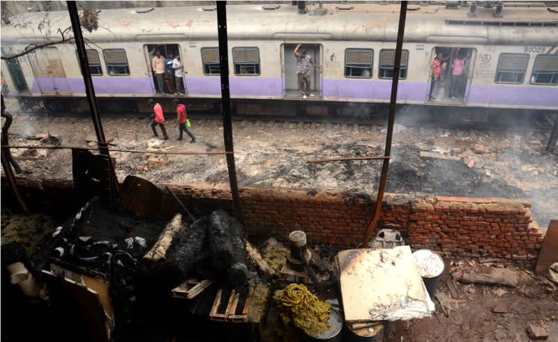 Fire breaks out in Kolkata godown adjacent to Howrah Bridge