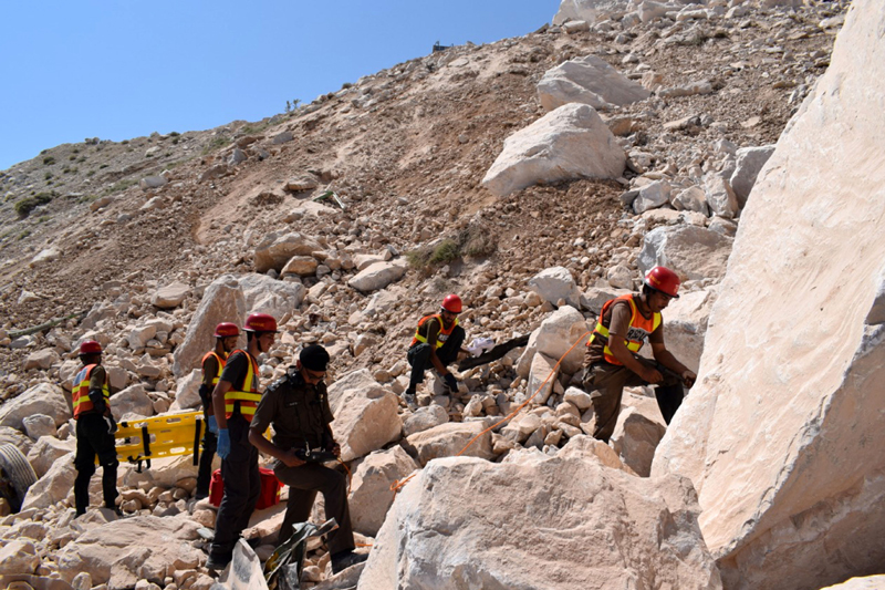 Pakistan: Rescuers search for miners after rock slide