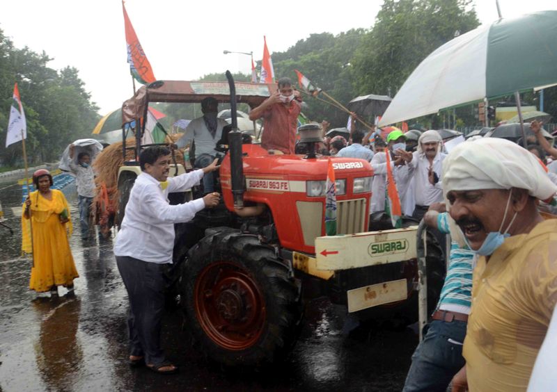 Congress protests against farm bills in Kolkata