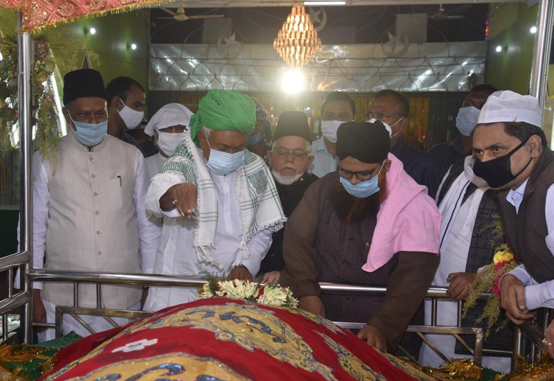 Bihar CM Nitish Kumar offers prayers at High Court Mazar in Patna