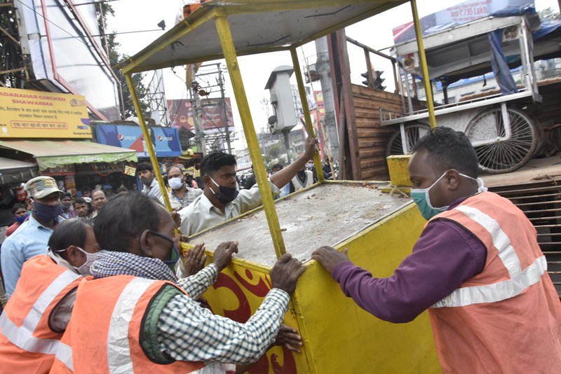 Police taking away illegall stalls during anti-encroachment drive in Ranchi