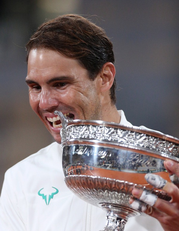 Rafale Nadal poses with trophy after winning French Open 2020