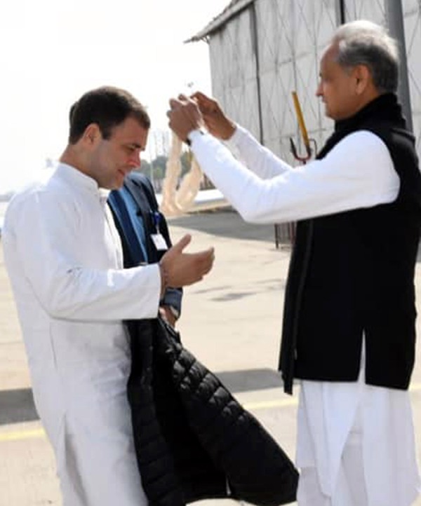 JAIPUR, JAN 28 (UNI):- Rajasthan Chief Minister Ashok Gehlot welcomes Congress MP Rahul Gandhi on his arrival to address a Congress rally in Jaipur on Tuesday.