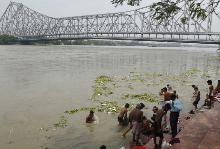 People takes bath in Ganges to beat Kolkata's heat