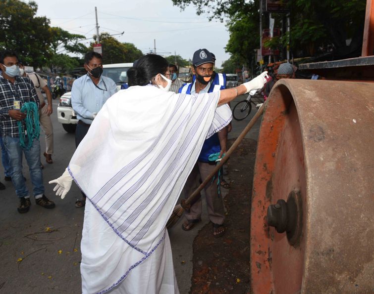 Mamata Banerjee supervises implementation of lockdown in Kolkata